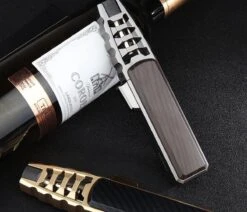 Merkloos Turbo Jetflame Aansteker - Gasbrander - Vuurwerk Torch - Crème Brûlée Brander - BBQ En Sigaren Aansteker - Windproof - Carbon Met Goudkleurige Metalen Behuizing -Merkloos Winkel 1200x1028 1