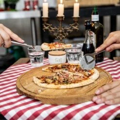 Boska Pizzaplank Friends L - BBQ Accessoires - Eikenhout - Handige Opvanggeul - Ø 34 Cm -Merkloos Winkel 1200x1200 113