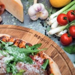 Boska Pizzaplank Friends L - BBQ Accessoires - Eikenhout - Handige Opvanggeul - Ø 34 Cm -Merkloos Winkel 1200x1200 114