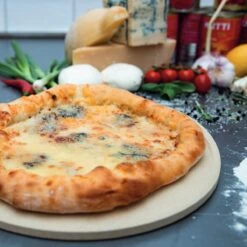 Boska Pizzasteen Deluxe - Voor Oven & BBQ - Knapperige Pizza's - Ø 29.5 Cm - BBQ Accessoires 39 Boska Pizzasteen Deluxe - Voor Oven & BBQ - Knapperige Pizza's - Ø 29.5 Cm - BBQ Accessoires -Merkloos Winkel 1200x1200 341