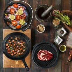 Dutch Mountains Gietijzeren Pannenset 7-delig - Dutch Oven – Braadpan - Grillpan - Hapjespan - Kookset In Houten Transportkist - Deksellifter - Brander -Merkloos Winkel 1200x1200 387