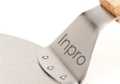 Inpro Pizzaschep RVS - Rond - Voor BBQ En Oven - Pizzaspatel - Taartschep - Houten Handvat - BBQ Gereedschap - Keukengerei - 30 Cm Diameter - Spatel -Merkloos Winkel 1200x842