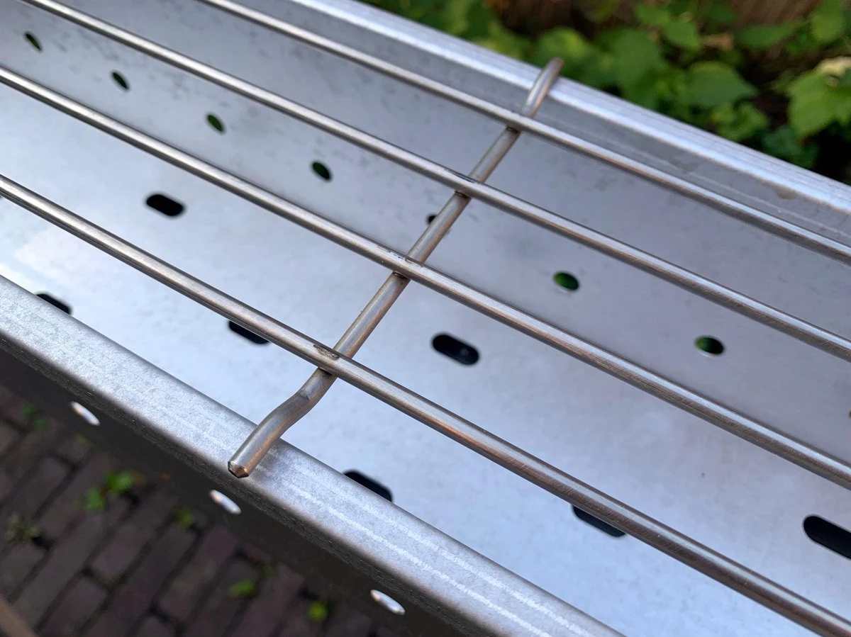 Spiedini Saté-bbq Bali 80 - Saté Houtskoolbarbecue Met Horizontaal Rooster - 80 Cm Lang, 11 Cm Breed - Materiaal: Gealuminiseerd Ijzer 9 Spiedini Saté-bbq Bali 80 - Saté Houtskoolbarbecue Met Horizontaal Rooster - 80 Cm Lang, 11 Cm Breed - Materiaal: Gealuminiseerd Ijzer - Afbeelding 7