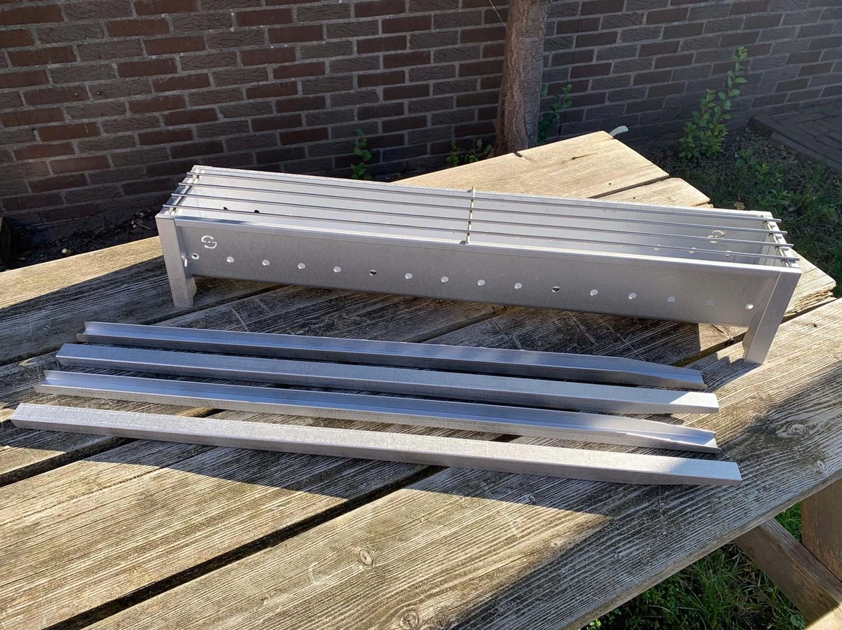 Spiedini Saté-bbq Bali 80 - Saté Houtskoolbarbecue Met Horizontaal Rooster - 80 Cm Lang, 11 Cm Breed - Materiaal: Gealuminiseerd Ijzer 14 Spiedini Saté-bbq Bali 80 - Saté Houtskoolbarbecue Met Horizontaal Rooster - 80 Cm Lang, 11 Cm Breed - Materiaal: Gealuminiseerd Ijzer - Afbeelding 12