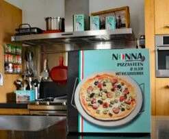 Nonna Pizzasteen Ø30,5 Met RVS Serveerrek - Stenen Pizzaplaat / Ovenplaat (11mm Dik) Voor Oven En Barbecue (BBQ) - Maximaal 600 Graden Celcius -Merkloos Winkel 1200x985 1