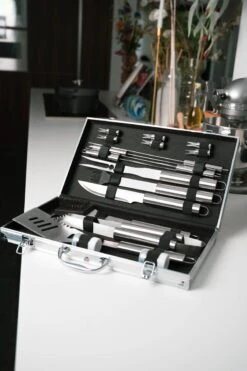 Sens Design BBQ Accesoires - 18 Delig - BBQ Gereedschapset Koffer 15 Sens Design BBQ Accesoires - 18 Delig - BBQ Gereedschapset Koffer -Merkloos Winkel 800x1200 2