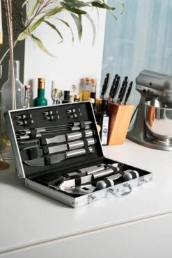 Sens Design BBQ Accesoires - 18 Delig - BBQ Gereedschapset Koffer 19 Sens Design BBQ Accesoires - 18 Delig - BBQ Gereedschapset Koffer -Merkloos Winkel 800x1200 3